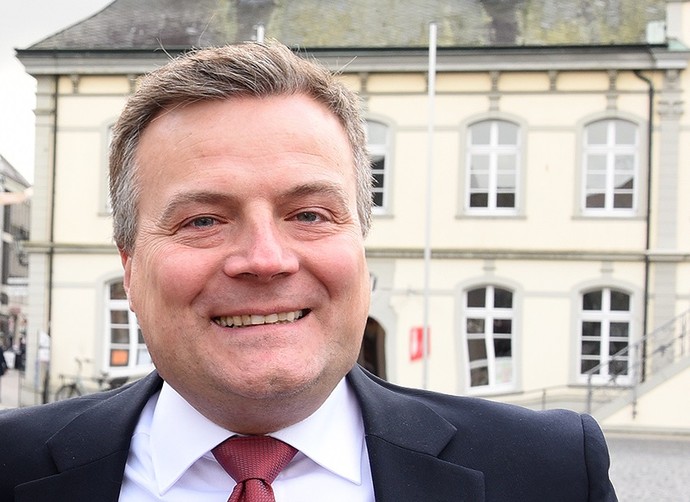 Ein Mann in Anzug und Krawatte lächelt in die Kamera (Bild: Stadt Lippstadt)