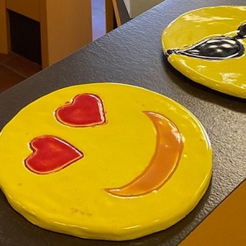 Smileys aus Keramik (Bild: LWL)