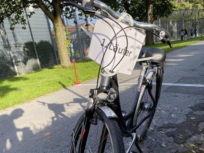 Fahrrad mit Schild "1. Läufer" (vergrößerte Bildansicht wird geöffnet)