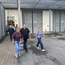 Mehrere Besucher verlassen die Schleuse an der Pforte.  (Bild: LWL/Schufi)