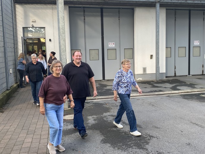 Mehrere Besucher verlassen die Schleuse an der Pforte.  (Bild: LWL/Schufi)