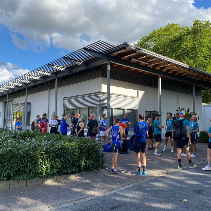 Eine Gruppe von Menschen in Sportkleidung steht vor der Pforte (Bild: LWL/Schufi) (vergrößerte Bildansicht wird geöffnet)