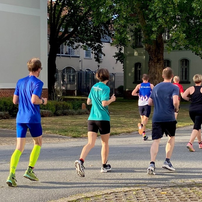 Läuferinnen und Läufer auf dem Klinikgelände (Bild: LWL/Schufi) (vergrößerte Bildansicht wird geöffnet)