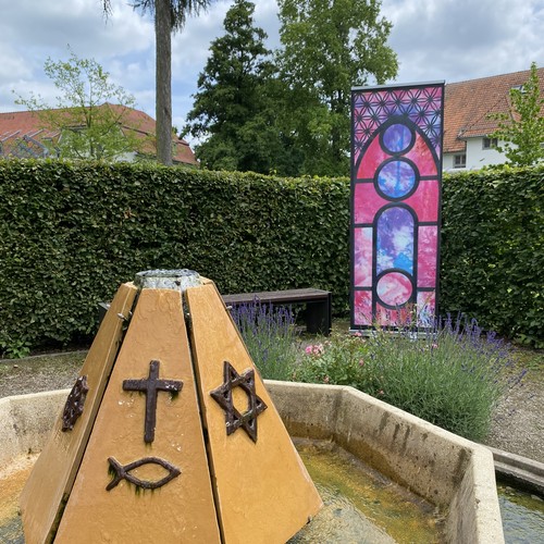 Brunnen auf dem Klinikgelände mit Symbolen der großen Weltreligionen (Foto: LWL/SchuFi))