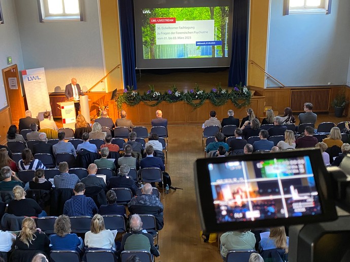 Blick in den Vortragssaal der Eickelborner Fachtagung mit einem Kameradisplay im Vordergrund. (Bild: LWL/Schufi) Blick in den Vortragssaal der Eickelborner Fachtagung mit einem Kameradisplay im Vordergrund. (Bild: LWL/Schufi)