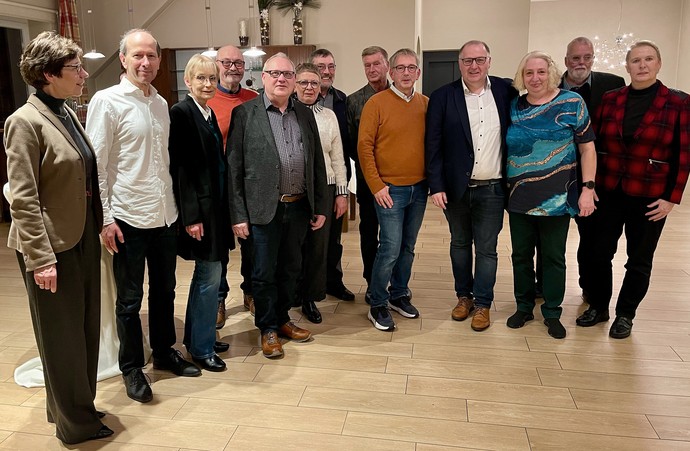 Eine Gruppe von Männern und Frauen lächelt in die Kamera (Bild: LWL)