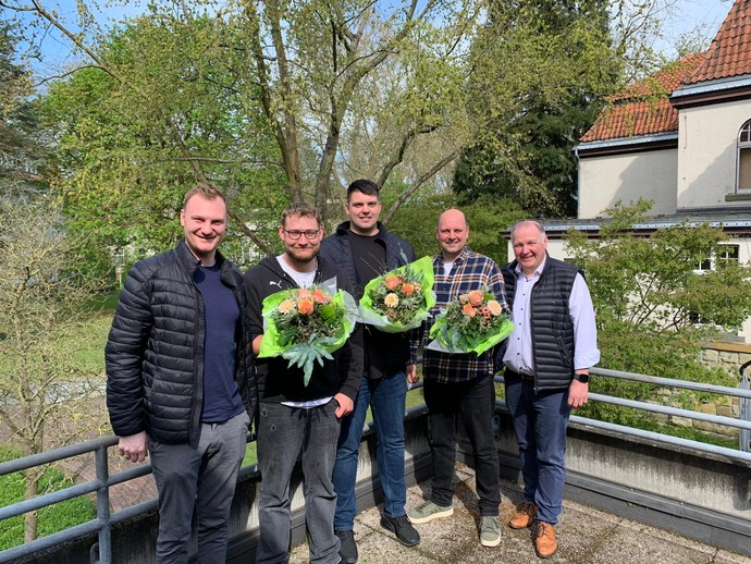 Fünf Männer lachen in die Kamera. Die drei mittleren halten einen Blumenstrauß. (Bild: LWL) Fünf Männer lachen in die Kamera. Die drei mittleren halten einen Blumenstrauß. (Bild: LWL)