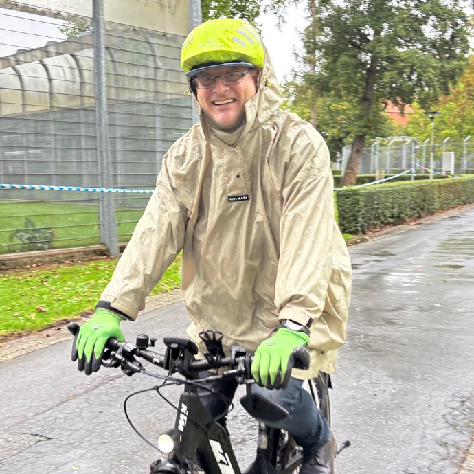 Radfahrer in Regenkleidung (Bild: LWL/Schufi) (vergrößerte Bildansicht wird geöffnet)