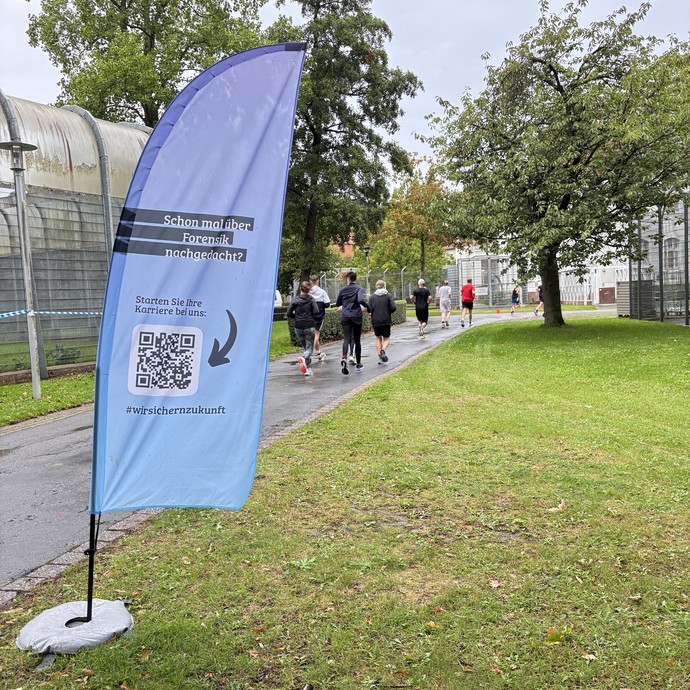 Menschen laufen durch das Klinikgelände (Bild: LWL/Schufi) (vergrößerte Bildansicht wird geöffnet)
