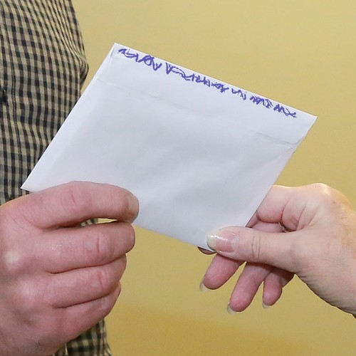 Ein Brief wird übergeben (Foto: LWL)