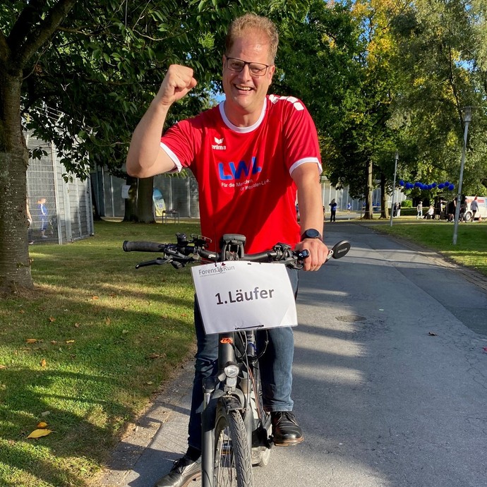Ein Mann im roten LWL-Trikot auf einem Fahrrad( Bild: LWL/Schufi) (vergrößerte Bildansicht wird geöffnet)