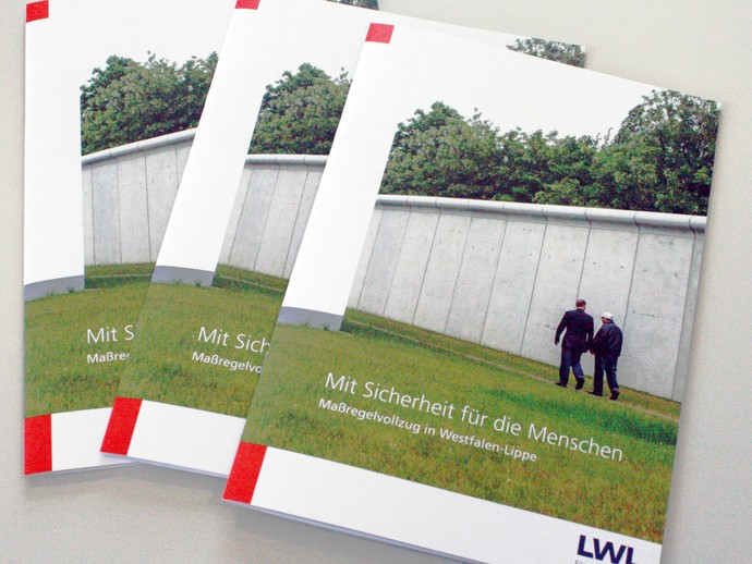 Das Bild zeigt einen Stapel von Infobroschüren mit dem Titel "Mit Sicherheit für die Menschen" Das Bild zeigt einen Stapel von Infobroschüren mit dem Titel "Mit Sicherheit für die Menschen"