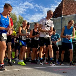 Männer und Frauen in Sportkleidung stehhen in Startposition an einer Startlinie und drücken ihre Laufuhren.  (Bild: LWL/Schufi)