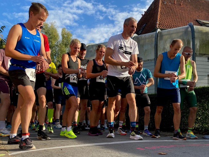 Männer und Frauen in Sportkleidung stehen in Startposition und drücken ihre Laufuhren. (Bild: LWL/Schufi) Männer und Frauen in Sportkleidung stehen in Startposition und drücken ihre Laufuhren. (Bild: LWL/Schufi)