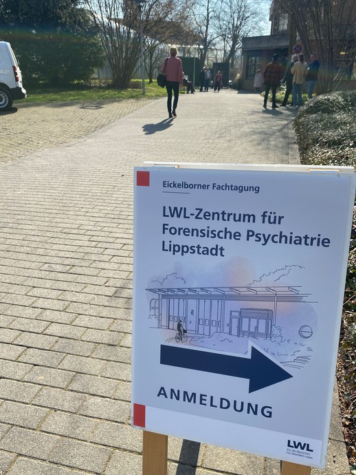 Wegweiser zur Eickelborner Fachtagung (Foto: LWL/SchuFi) (vergrößerte Bildansicht wird geöffnet)