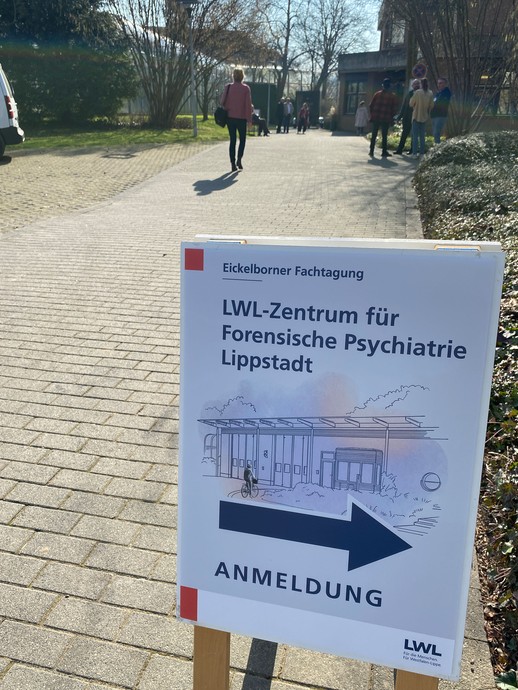 Wegweiser zur Eickelborner Fachtagung (Foto: LWL/SchuFi) (vergrößerte Bildansicht wird geöffnet)