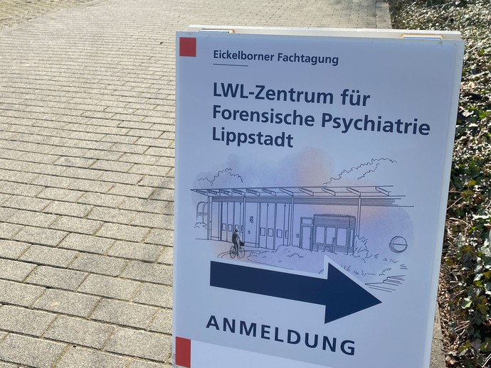 Ein Hinweisschild zur Eickelborner Fachtagung. (Bild: LWL/Schufi)