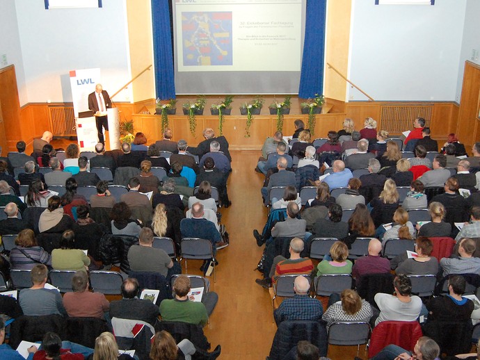 Blick in den gefüllten Vortragssaal während einer früheren Eickelborner Fachtagung. (Bild: LWL/Rüpp)