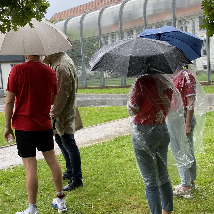 Mehrere Menschen mit Schirmen und Regencapes (Bild: LWL/Schufi) (vergrößerte Bildansicht wird geöffnet)