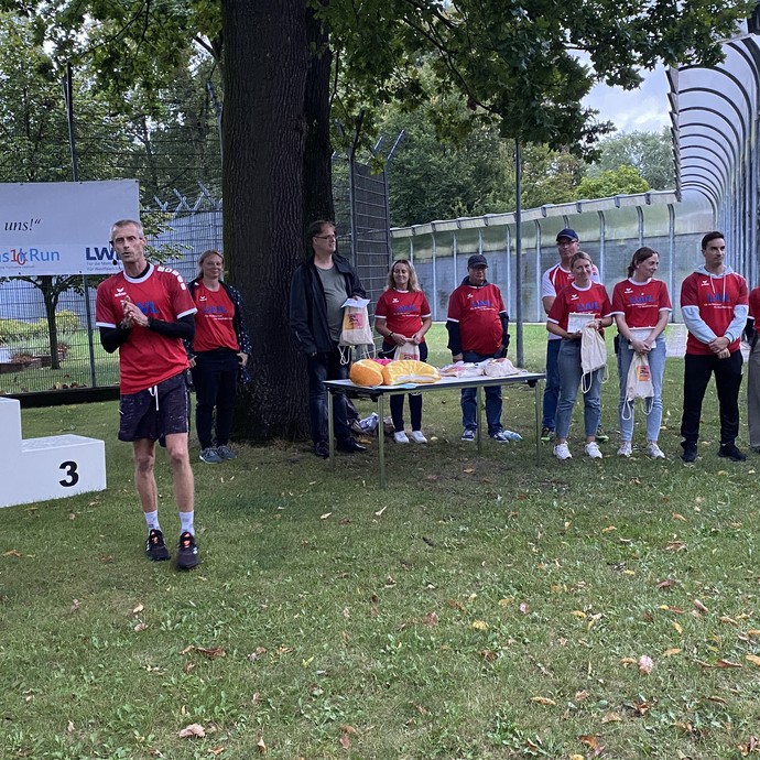 Mehrere Menschen in roten LWL-Shirts stehen zusammen (Bild: LWL/Schufi) (vergrößerte Bildansicht wird geöffnet)