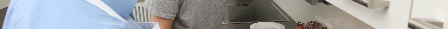 Zwei Männer stehen am Herd, auf dem ein dampfender Topf steht. (Bild: LWL/Wieland)