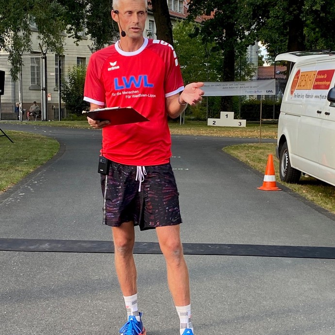 Ein Mann im roten SPorttrikot mit LWL-Aufschrift spricht (Bild: LWL/Schufi) (vergrößerte Bildansicht wird geöffnet)